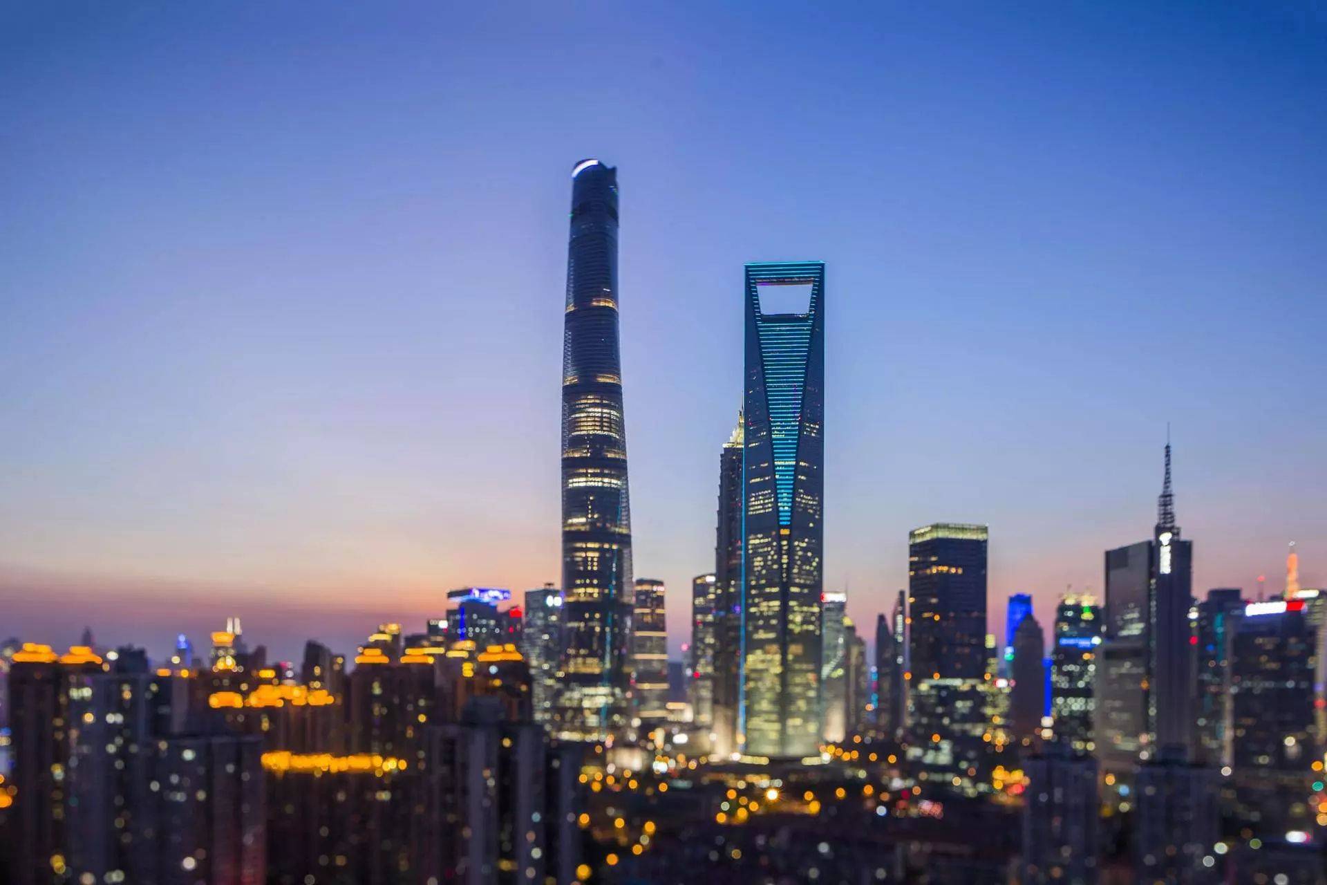 Shanghai center. Всемирный финансовый центр Шанхай. Шанхайский Всемирный финансовый центр (Шанхай, Китай). Башня открывашка в Шанхае. Небоскреб открывашка в Шанхае.